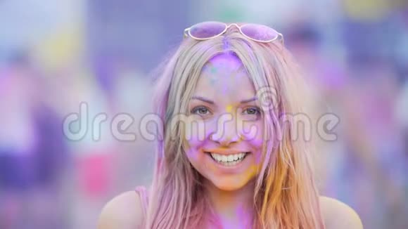 在激动人心的色彩节日里快乐的年轻女子真诚的微笑视频的预览图