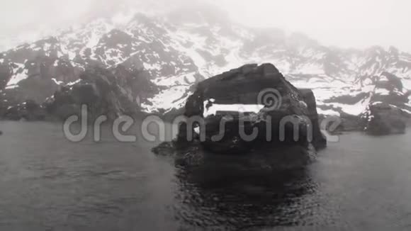 斯瓦尔巴德北冰洋雾中的雪山和石崖视频的预览图