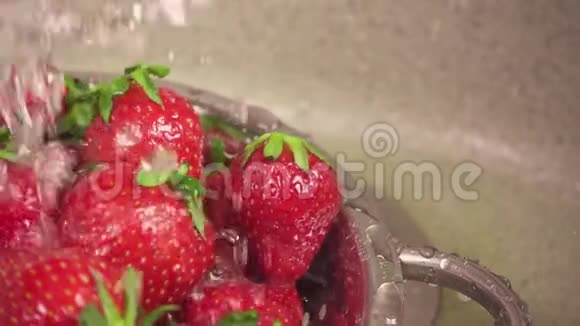 摄像机在水滴下沿草莓方向和向下的缓慢运动视频的预览图