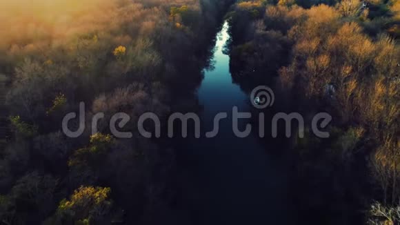 日落时的河流和秋树以及帆船视频的预览图