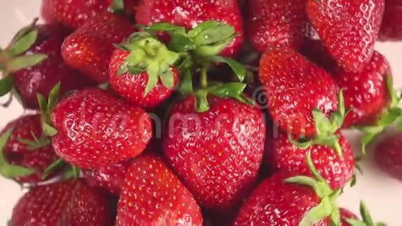 白色盘子上的慢动作草莓向右旋转视频的预览图