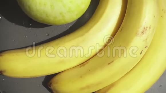 慢动作香蕉和苹果躺在烤盘上视频的预览图
