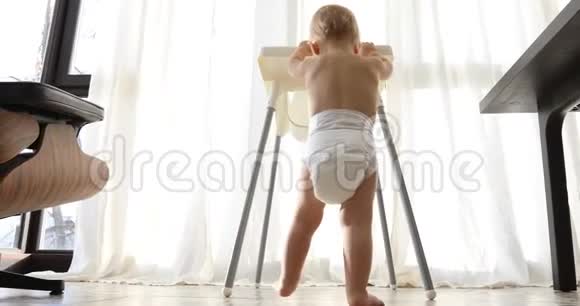 小男孩移动他的高椅子视频的预览图