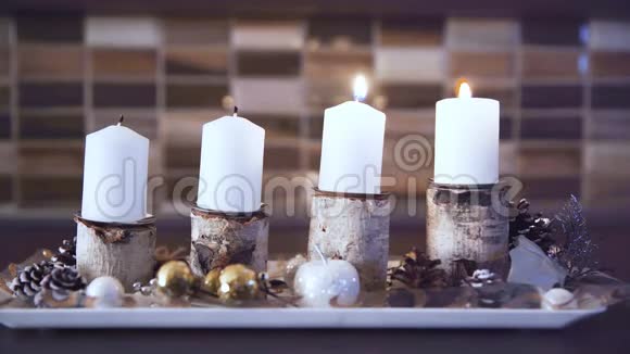 根据传统每个星期天都会点燃历险记花圈上的蜡烛视频的预览图