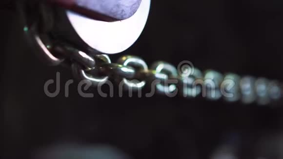 一条绷紧的金属链相机的运动视频的预览图