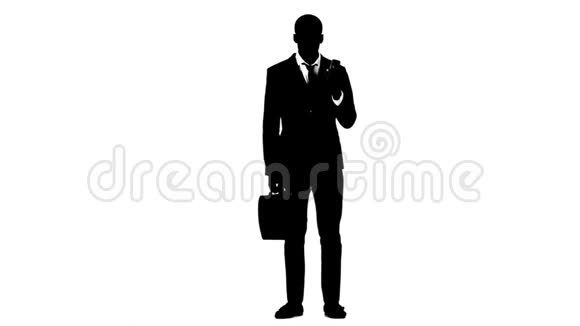 男人拿着公文包在电话里说话白色背景剪影视频的预览图