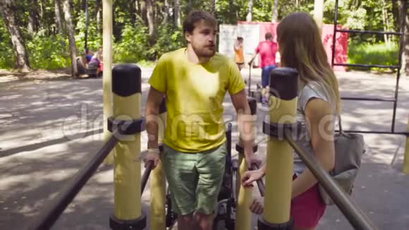 残疾男子双腿站着双杠视频的预览图