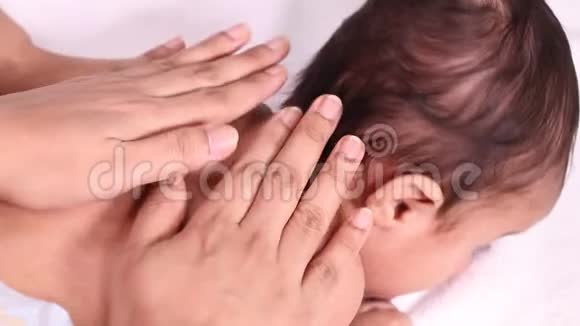 妈妈抱着刚出生的婴儿做油按摩视频的预览图
