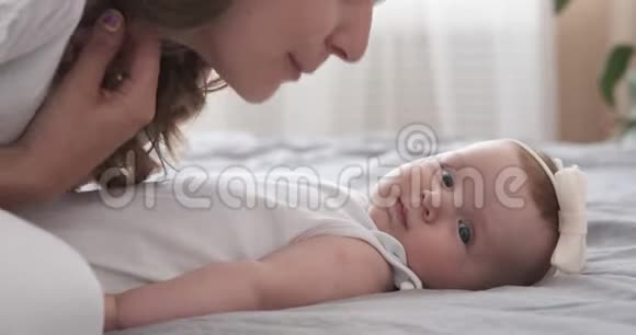 妈妈在床上亲吻她的宝贝女儿视频的预览图