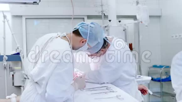 由专业医疗小组在手术室进行手术时的工作过程视频的预览图