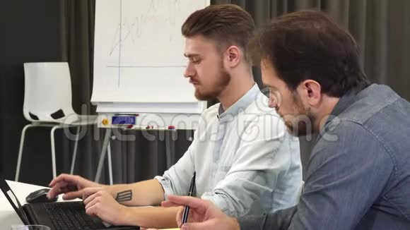 设计人员在电脑上合作的创意团队视频的预览图