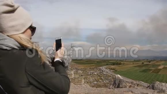 假期旅行妇女拍摄污染烟雾的照片环境的污染视频的预览图