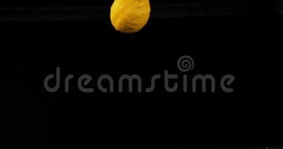 柠檬黄柠檬汁黑背景下的水果慢动作视频的预览图