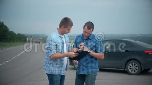 两个人成交买或租汽车汽车保险销售二手车概念视频的预览图
