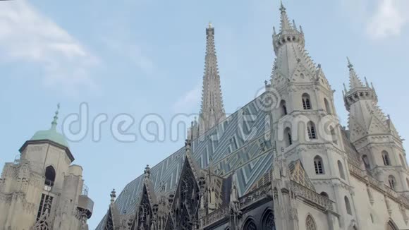 奥地利维也纳市中心哥特式圣斯蒂芬大教堂的美丽建筑视频的预览图