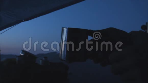 游客在日落时喝茶视频的预览图