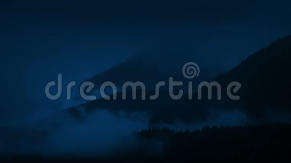 夜色朦胧的山野视频的预览图