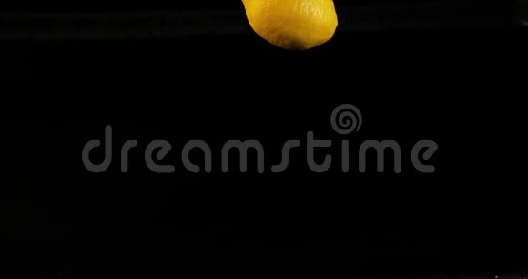 柠檬黄柠檬汁黑背景下的水果慢动作视频的预览图