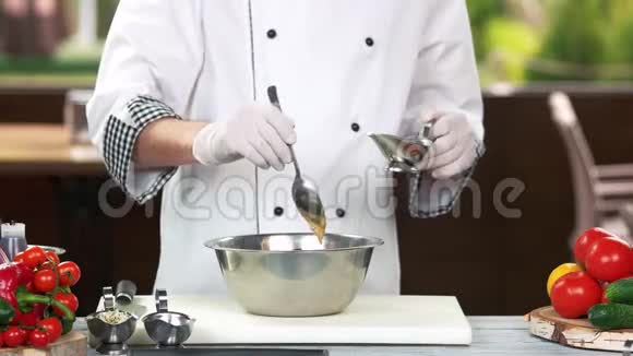 厨师用勺子加酱汁视频的预览图