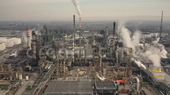 大炼油厂鸟瞰图视频的预览图