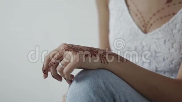 一个女人的手近镜头她的手臂上有一个劫持的迈亨迪视频的预览图