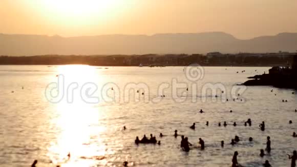 日落时分在海滩海边尽情放松和跳跃户外活动成功人士视频的预览图