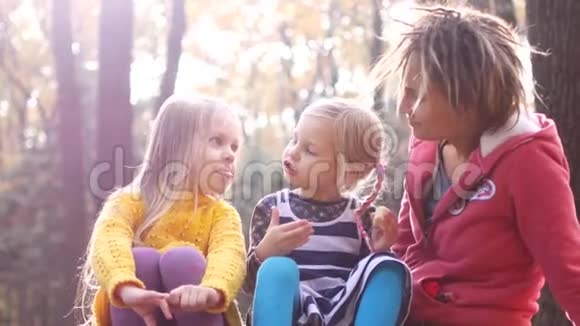 妈妈和小女孩在秋天的森林里野餐视频的预览图