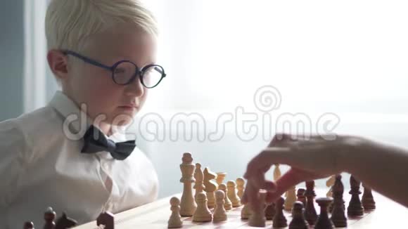 男孩在桌旁下棋视频的预览图