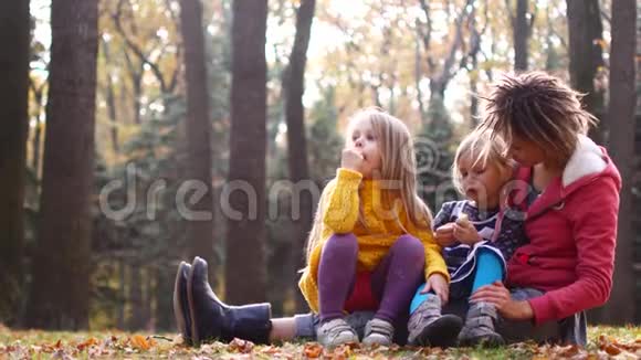 妈妈和小女孩在秋天的森林里野餐视频的预览图