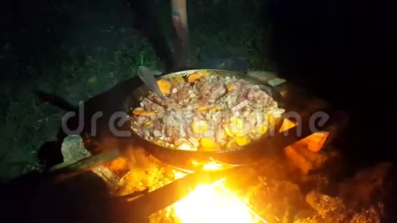 街头美食在木桩上煮熟的食物视频的预览图