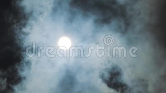 阳光透过烟雾照耀视频的预览图