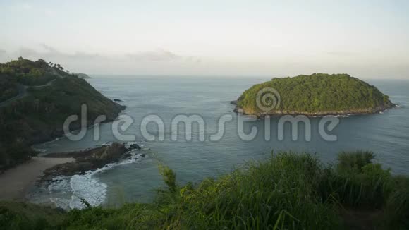 早上在普吉岛西海岸看到安达曼海的景色从山上看到一个岛屿在海里视频的预览图