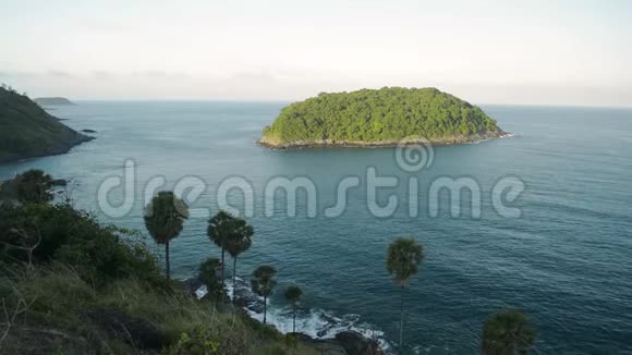 早上在普吉岛西海岸看到安达曼海的景色从山上看到一个岛屿在海里视频的预览图