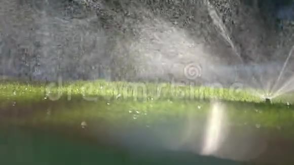 在公共公园用抽象的水灌溉的远程拍摄视频的预览图