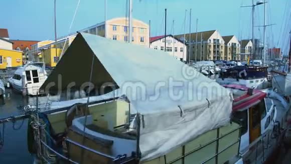 尼哈文港的豪华帆船哥本哈根市的水运旅行视频的预览图