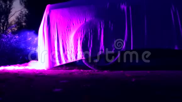 站在废弃房子里的烟雾中被布料覆盖的汽车用紫色照明视频的预览图