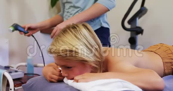 理疗师给一个男孩按摩4k视频的预览图