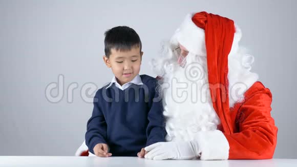 圣诞老人送给一个孩子一块50英尺高的平板电脑视频的预览图