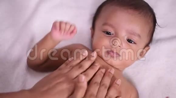 妈妈给新生婴儿做油按摩视频的预览图