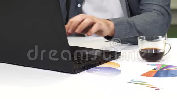 一名在办公室用笔记本电脑工作的男子视频的预览图