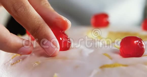 一位女士用樱桃做一个新鲜的烤蛋糕视频的预览图