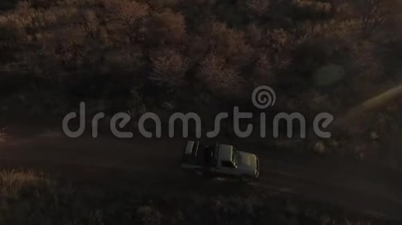 汽车在大草原的黑暗中行驶视频的预览图