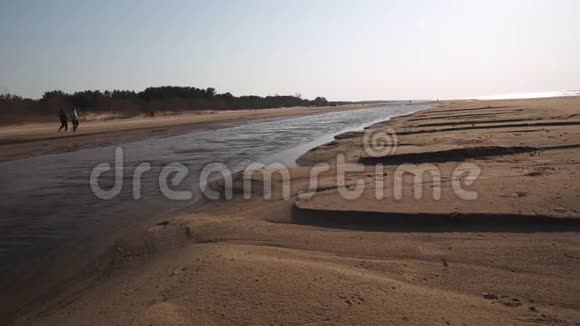 沙漠般的纹理沙子波罗的海海湾海滩与白沙在日落4K视频与缓慢的相机移动视频的预览图