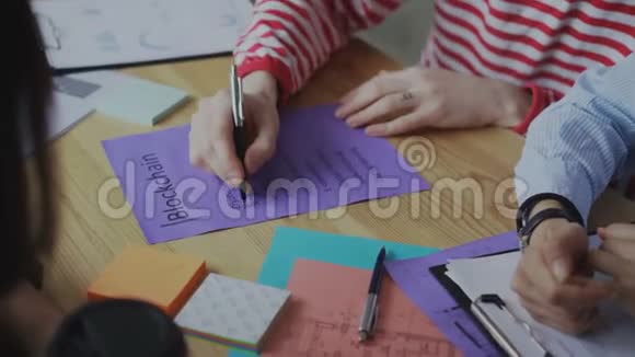 特写男性手指纸与比特币系统实施计划分享与坐在视频的预览图