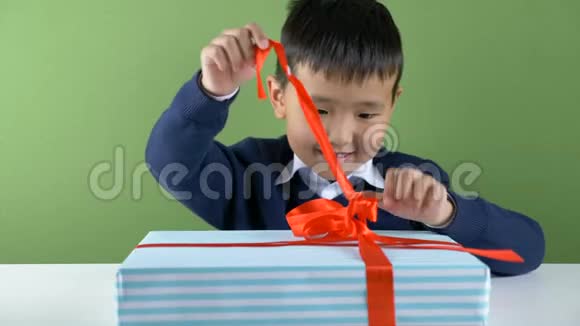 儿童打开圣诞礼物50fps视频的预览图