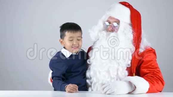 一个孩子抱着圣诞老人视频的预览图