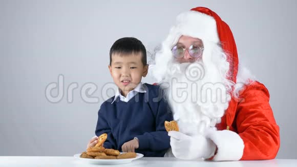 孩子告诉圣诞老人圣诞节他想要什么视频的预览图