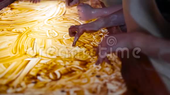粘土中的图纸孩子们在陶器车间的光桌上用粘土画出不同的图形视频的预览图