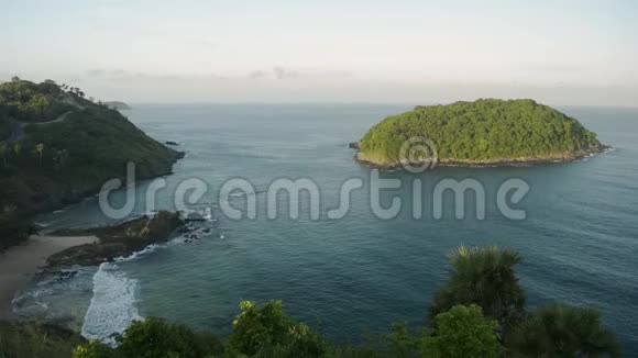 早上在普吉岛西海岸看到安达曼海的景色从山上看到一个岛屿在海里视频的预览图