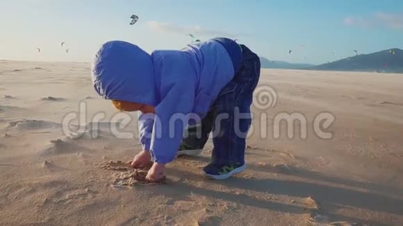 宝贝和许多运动员在海边玩风筝慢动作视频的预览图